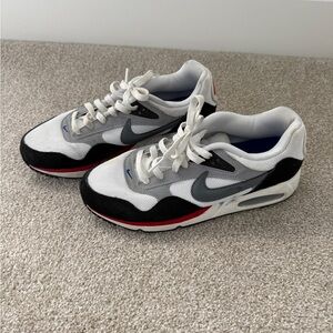 Nike Air Sneakers men’s 7.5 
Good condition!
White / Black / Red
